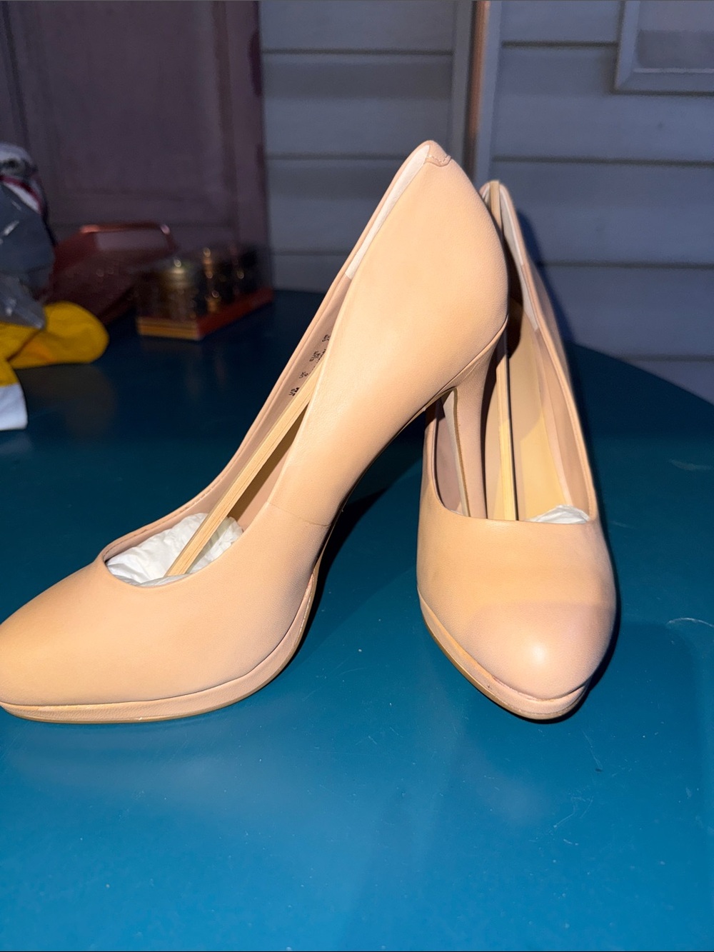 NWT in box Bleecker & Bond Woman’s Nude size 8 3.5” heels faux leather